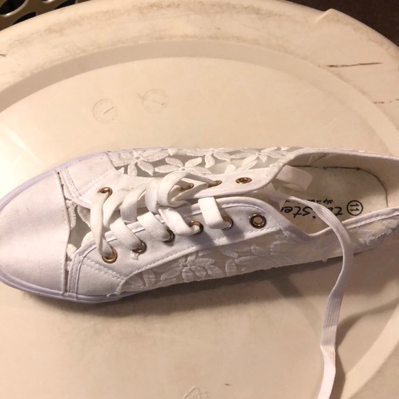 White lace sneaker. Size 11 - Picture 2 of 2